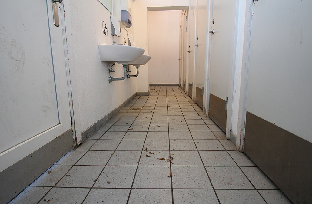 Lugtfrie toiletter før behandling