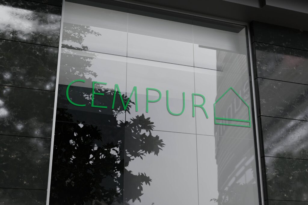 Cempur-logo på en glasfacade.
